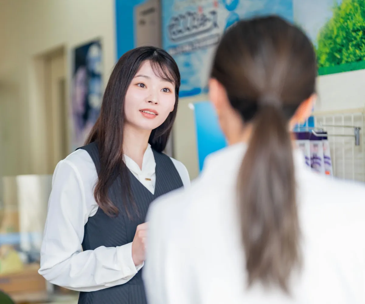 お客様の相談にのっているスタッフの様子