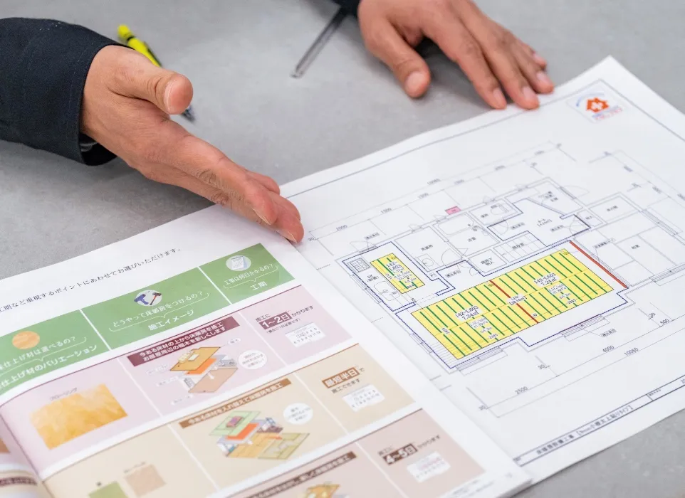 手元の設計図を指さして確認している様子