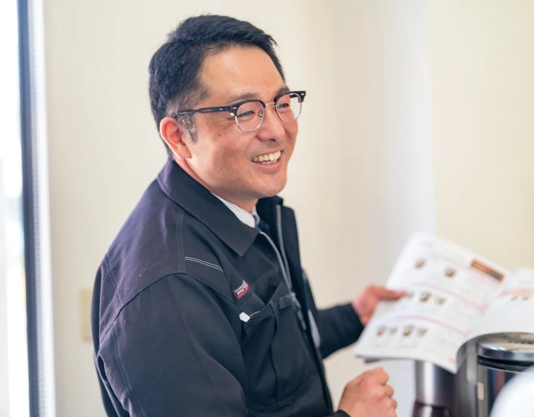 タログを開いて話をしているスタッフの様子