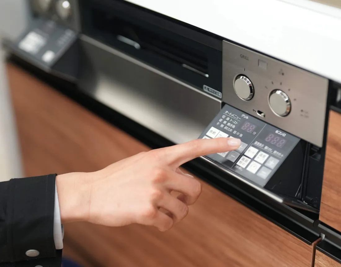 ガスコンロのスイッチを確認している様子