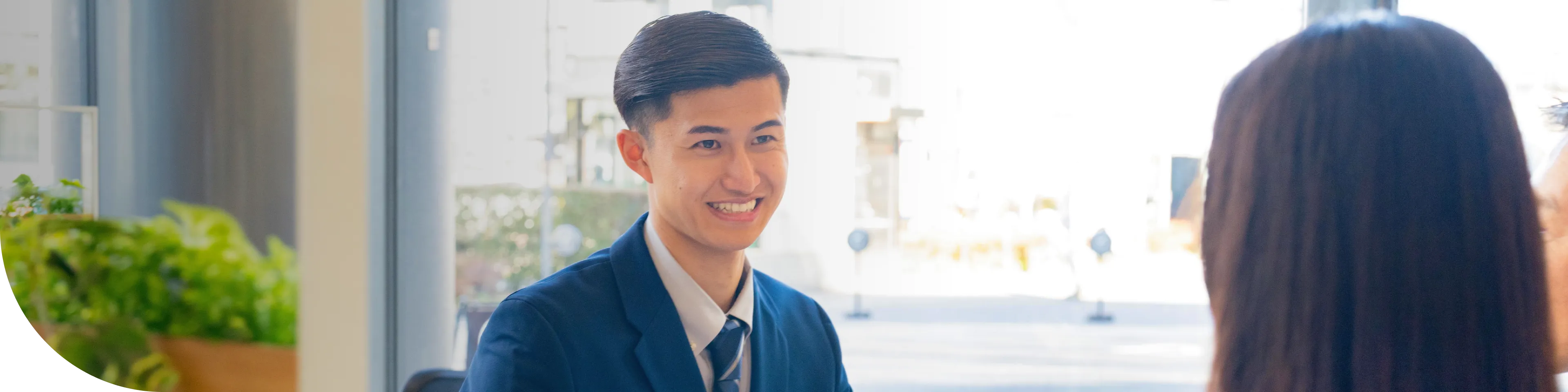 設計図を手のひらで指している様子の写真